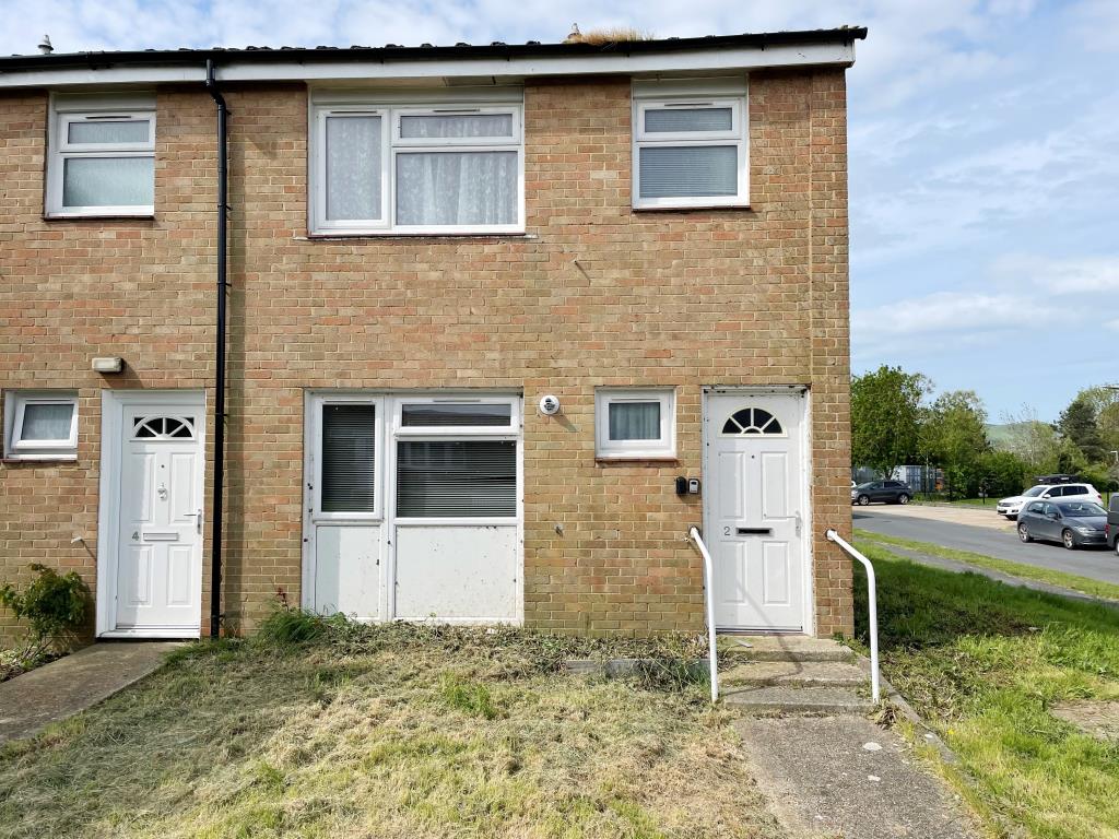 Lot: 19 - END-TERRACE HOUSE IN NEED OF REFURBISHMENT - View of front elevation with garden